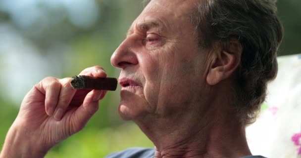 Äldre Man Porträtt Njuter Cigarr Utomhus — Stockvideo