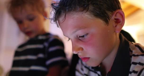 Rostos Crianças Olhando Para Tela Dispositivo Noite — Vídeo de Stock