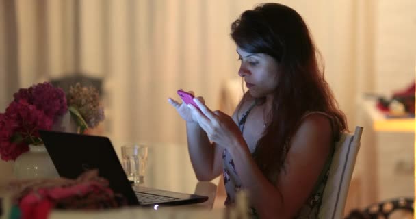 Mulher Vida Real Sincero Usando Tela Dispositivo Celular Noite — Vídeo de Stock