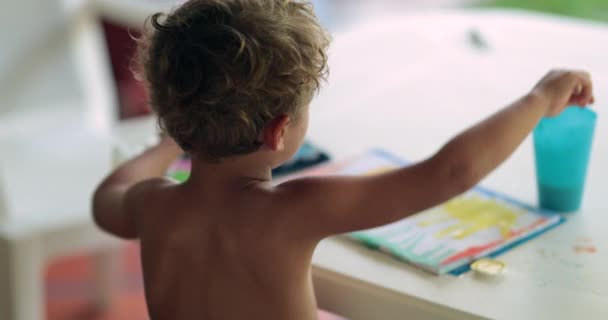 水彩画で子供の絵 子供の絵を描いて家で作る — ストック動画