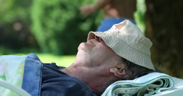 Grand Père Dormant Dehors Reposant Avec Visage Couvert Chapeau — Video