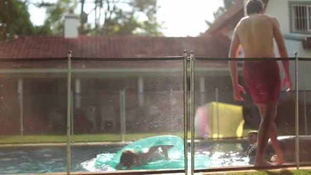 Familie Hinterhof Schwimmbad Atmosphäre Heißen Sommertagen Kinder Spielen — Stockvideo