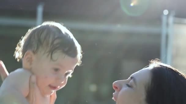 妈妈在游泳池的空气中抱着孩子 — 图库视频影像