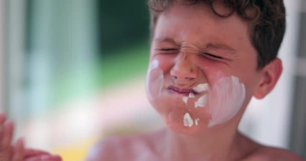 Madre Che Applica Crema Solare Viso Del Bambino Genitore Applica — Video Stock