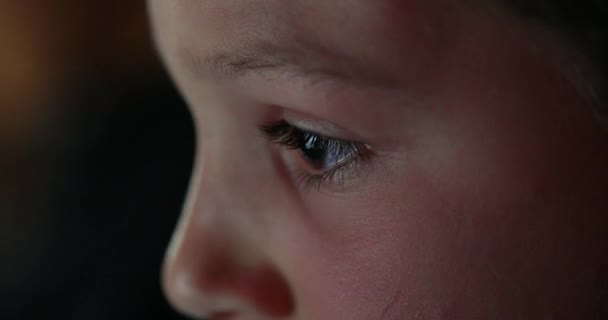 Çocuk Gözleri Tablette Oyun Oynarken Yakın Çekim Ekranı Izleyen Oğlanın — Stok video