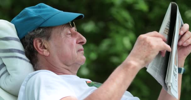 Casual Older Man Reading Newspaper Park Relaxing Senior Person Enjoying — 图库视频影像