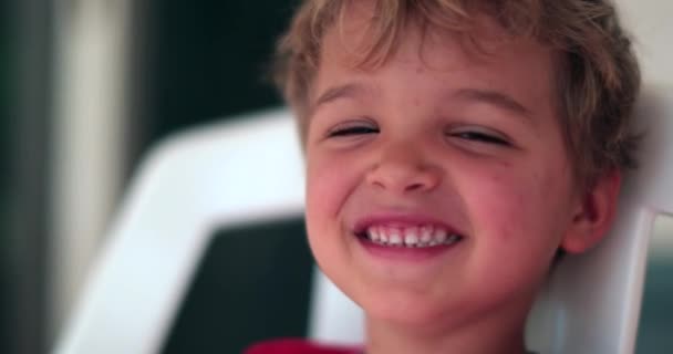 Feliz Niño Guapo Niño Cara Sonriendo Riendo Sintiendo Alegría — Vídeo de stock