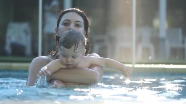 Mãe Com Bebê Infantil Dentro Piscina Mãe Segurando Cuidando Filho — Vídeo de Stock