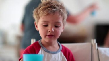 Yakışıklı çocuk, kameraya gülümseyen samimi bir portre.