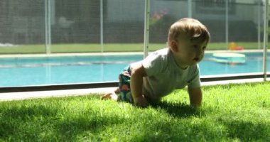 Bebek evin bahçesinde emekliyor.