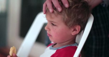 Ebeveyn, çocuğun kafasını eliyle okşuyor. Baba.