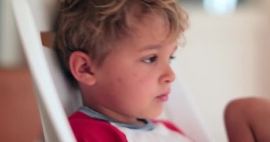 Düşünceli çocuk portresi. Yakışıklı çocuk yürümeye başladı.