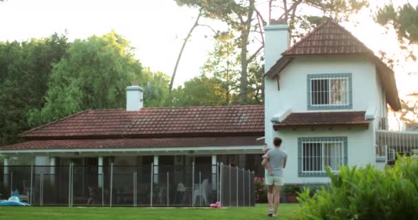 Residencial Exterior Del Hogar Madre Que Lleva Bebé Jardín Aire — Vídeos de Stock
