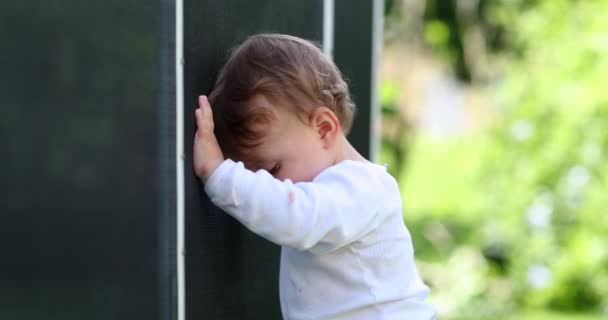 Μωρό Στέκεται Δίπλα Στον Φράχτη Έξω Πρόληψη Φραγμών Δεξαμενής — Αρχείο Βίντεο