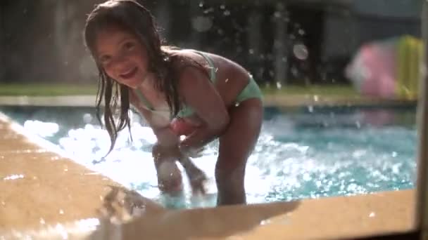 Dívka Stříkající Vodu Zpomaleném Filmu Rukama Bazénu — Stock video