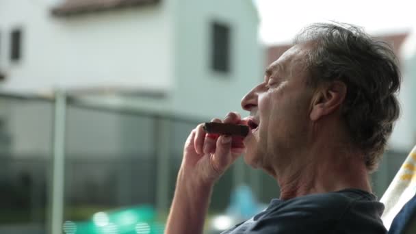 70多岁的退休老人 抽雪茄 — 图库视频影像