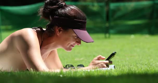 Nenucená Žena Používající Zařízení Smartphonu Ležící Venku Trávě Upřímná Dívka — Stock video