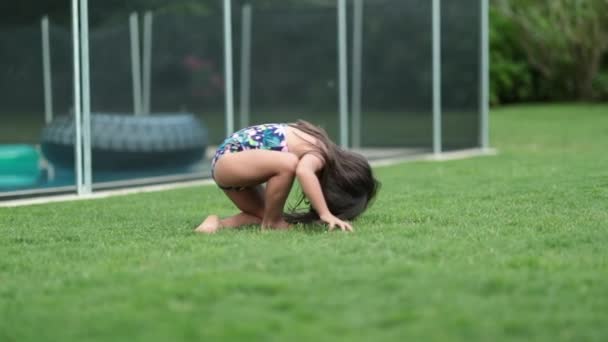Menina Fazendo Salto Mortal Livre Câmera Lenta Criança Caindo Cabeça — Vídeo de Stock