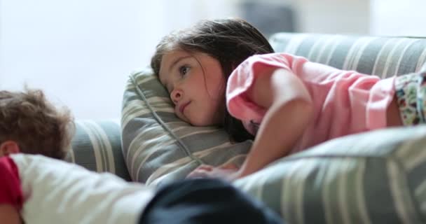 Dzieci Leżały Nocy Kanapie Oglądały Film Dzieci Leżące Kanapie Gapiące — Wideo stockowe