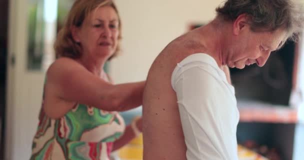 Esposa Aplicando Protector Solar Marido Candid Pareja Ancianos Juntos Poner — Vídeos de Stock