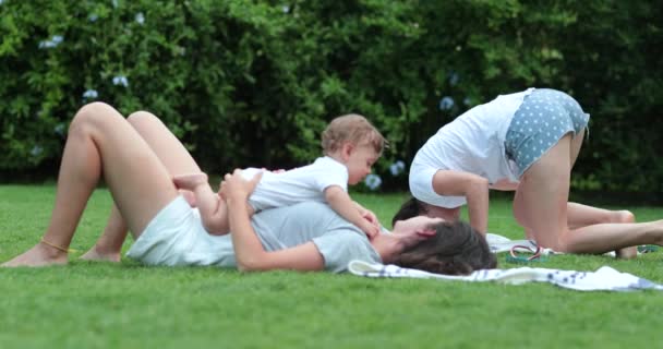 Mütter Außenrasen Beim Yoga Mit Kindern Und Baby — Stockvideo