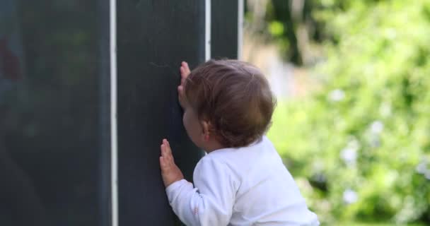 Bambino Piedi Fuori Appoggiato Sulla Recinzione Della Piscina — Video Stock