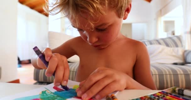 Dibujo Infantil Casa Con Lápices Colores Niño Artístico Haciendo Tarea — Vídeo de stock