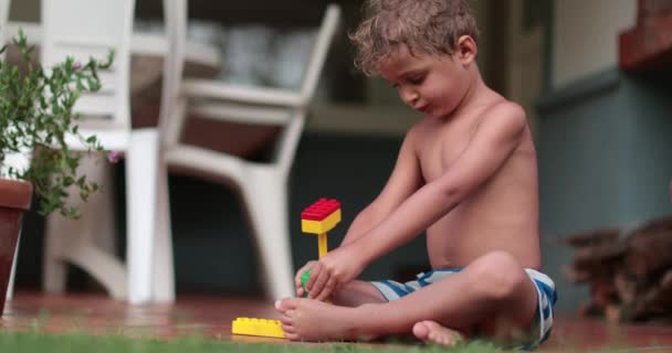 Barn Lär Sig Leka Med Byggstenar — Stockvideo