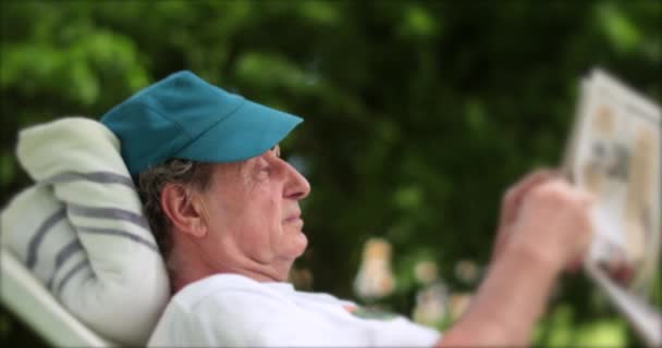 Senior Man Relaxing Enjoying Retirement While Reading Newspaper Outdoors — Stock Video