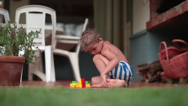 Παιδί Αγόρι Παίζει Έξω Στο Σπίτι Μπαλκόνι Ειλικρινής Και Αυθεντική — Αρχείο Βίντεο