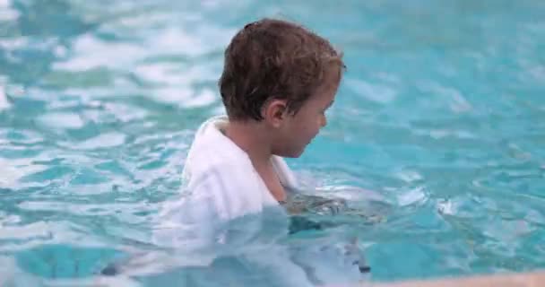 Criança Com Toalha Piscina Dentro Água Divertindo Durante Temporada Verão — Vídeo de Stock