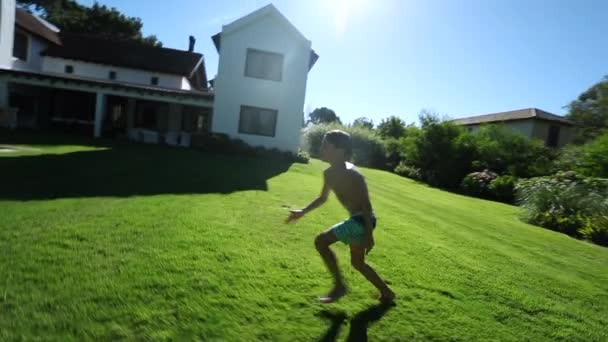 Jeune Garçon Courant Dans Jardin Maison Sautant Dans Eau Piscine — Video