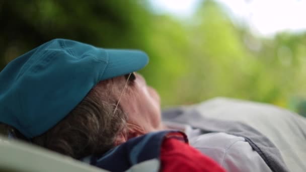 Person Napping Outdoors Older Man Sleeping Resting Backyard — Stockvideo