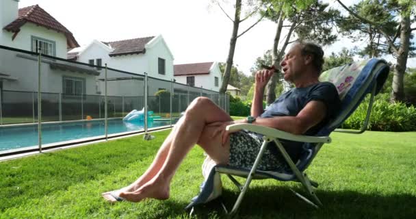Äldre Man Röker Cigarr Utanför Trädgården Glad Senior Man Njuter — Stockvideo