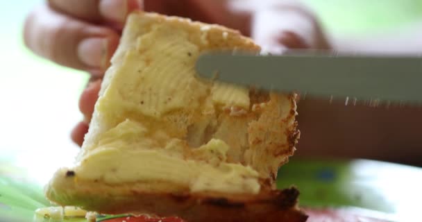 Rozsiewanie Masła Tostów Chlebowych Zbliżenie — Wideo stockowe