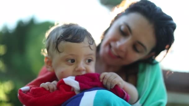 Mère Bébé Ensemble Dehors Pendant Journée Été Après Piscine Maman — Video