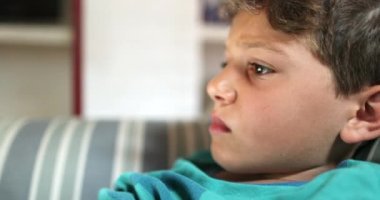 Çocuk yüzü tablette oyun oynuyor. Çocuk teknolojik aygıt tarafından özümsendi