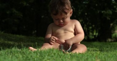 Arka bahçede sağlıklı tombul bir bebek var..