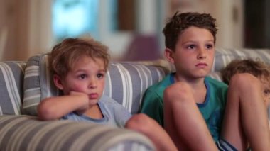 Çocuklar gece televizyon izliyor.