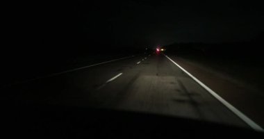 Yolcu perspektifi geceleyin otoyolda sürüş