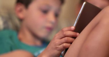 Tablet ekranının önündeki çocuk
