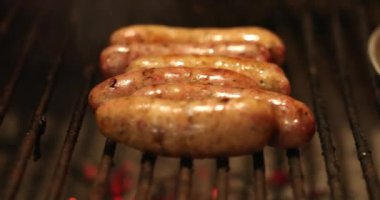 Izgara ateşte sosis.