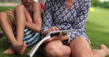 Çocuk okumayı öğreniyor. Anne küçük çocuğa ev ödevinde yardım ediyor.