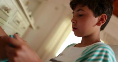 Küçük çocuk tablet akıllı telefon aygıtında oyun oynuyor
