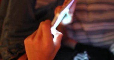 Geceleri el ele tutuşma tablet aygıtının oyun oynarken kapatılması