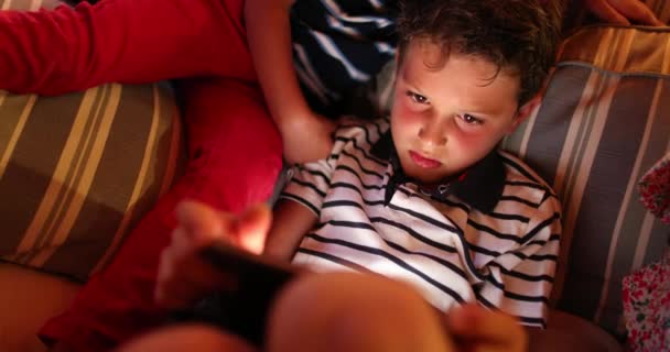 Děti Noci Před Obrazovkou Hrají Videohry Děti Používající Tablet Modré — Stock video