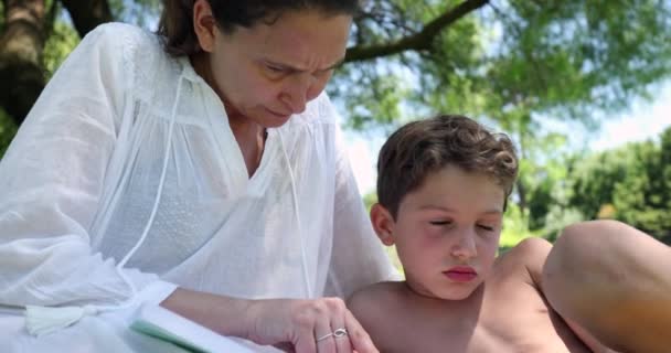 Μητέρα Διδάσκει Τεμπέλικο Παιδί Έξω Γονέας Βοηθώντας Βαρεθεί Αρσενικό Γιο — Αρχείο Βίντεο