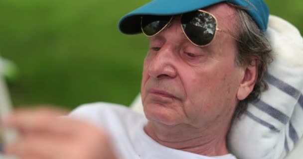 Senior Man Face Reading Newspaper Outdoors Retired Person Relaxing Park — Vídeo de Stock