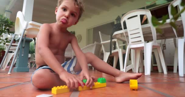 Enfant Jouant Seul Maison Avec Des Blocs — Video