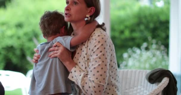 Matka Podnoszenie Przytulanie Chłopca — Wideo stockowe
